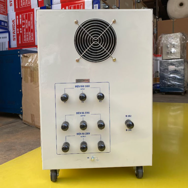 Hình ảnh máy biến áp tự ngẫu Standa 10KVA mặt sau của máy máy trắng Hình ảnh máy biến áp tự ngẫu Standa 10KVA mặt sau của máy máy trắng