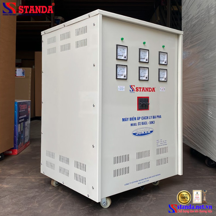 máy biến áp cách ly STANDA 50KVA điện áp 380V-220V-200V mặt nghiêng phải của máy
