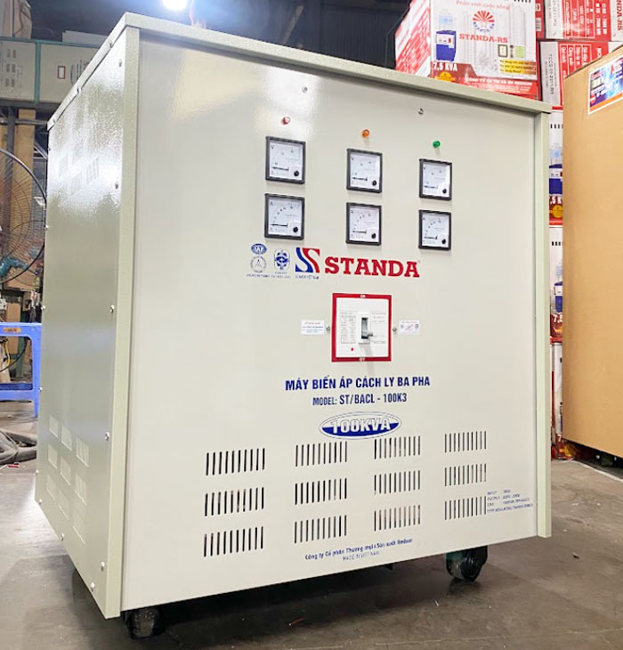 biến áp cách ly Standa 100KVA 3 pha dây đồng siêu bền bỉ mặt nghiêng cua máy 