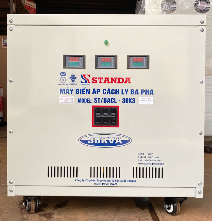 biến áp cách ly Standa 30KVA dây đồng điện áp 380V-220V-200V mặt trước của máy