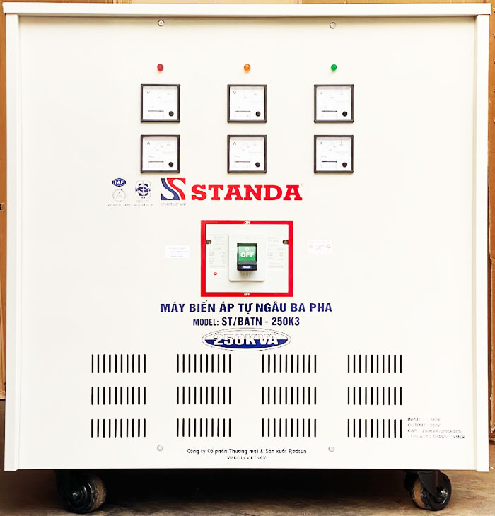 ổn áp Standa 250KVA 3 pha Standa redsun mặt trước máy