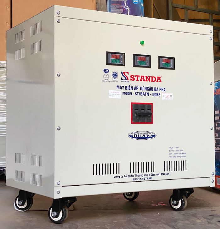 Biến áp tự ngẫu Standa 60KVA dải 380V -220V mặt nghiêng của máy 