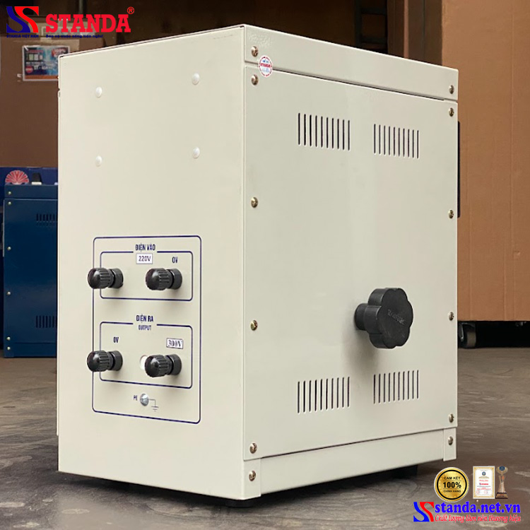mẫu máy biến áp vô cấp STANDA 7.5KVA điện áp 220V-300V mặt sau của máy 