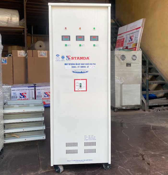 máy tự động ổn áp xoay chiều 3 pha 60KVA dây đồng mặt trước máy máy tự động ổn áp xoay chiều 3 pha 60KVA dây đồng mặt trước máy