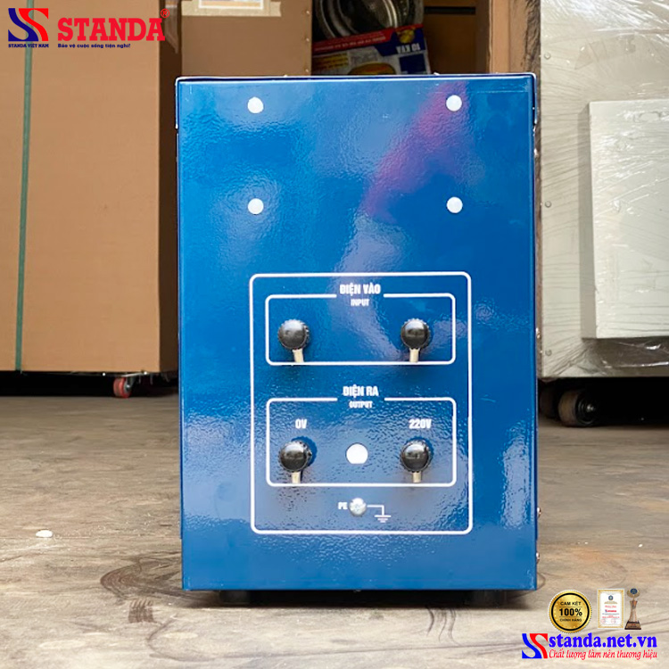 Ảnh biến áp cách ly Standa 2KVA điện áp 380V-220V mặt sau máy