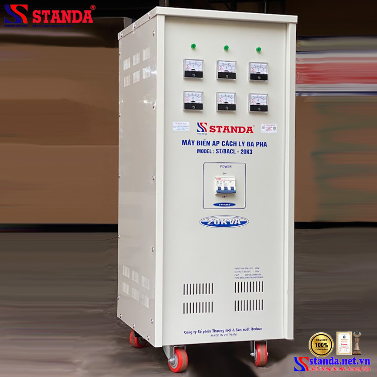 hình ảnh biến áp cách ly Standa 20KVA điện áp vào 3 pha ra 1 pha 380V-220V mặt nghiêng của máy 