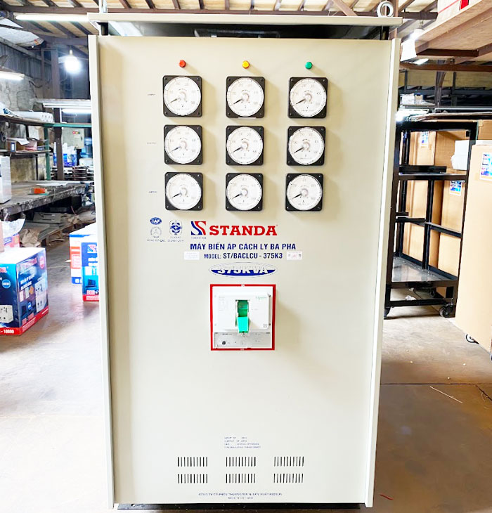 ảnh biến áp cách ly Standa 375KVA 3 pha mặt trước máy