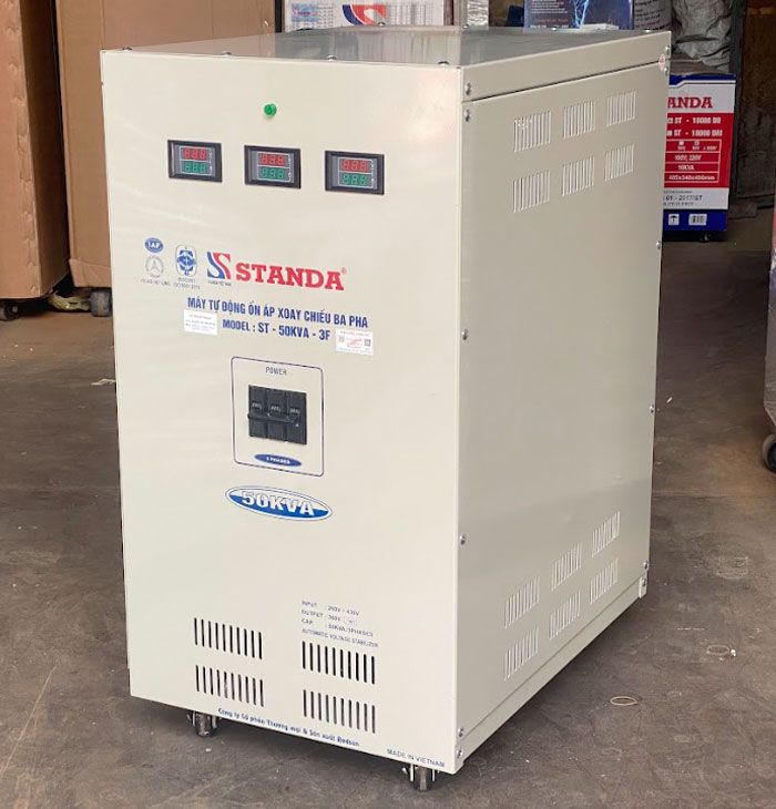 Ảnh ổn áp Standa 50KVA 3 pha dải 260V - 430V mặt nghiêng của máy 