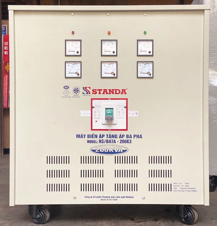 máy biến áp tăng ap 3 pha 200KVA standa mặt trước của máy