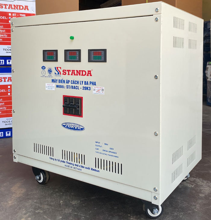 ảnh biến áp cách ly Standa 20KVA 3 pha điện áp 380V-220V 3 pha mặt nghiêng máy 