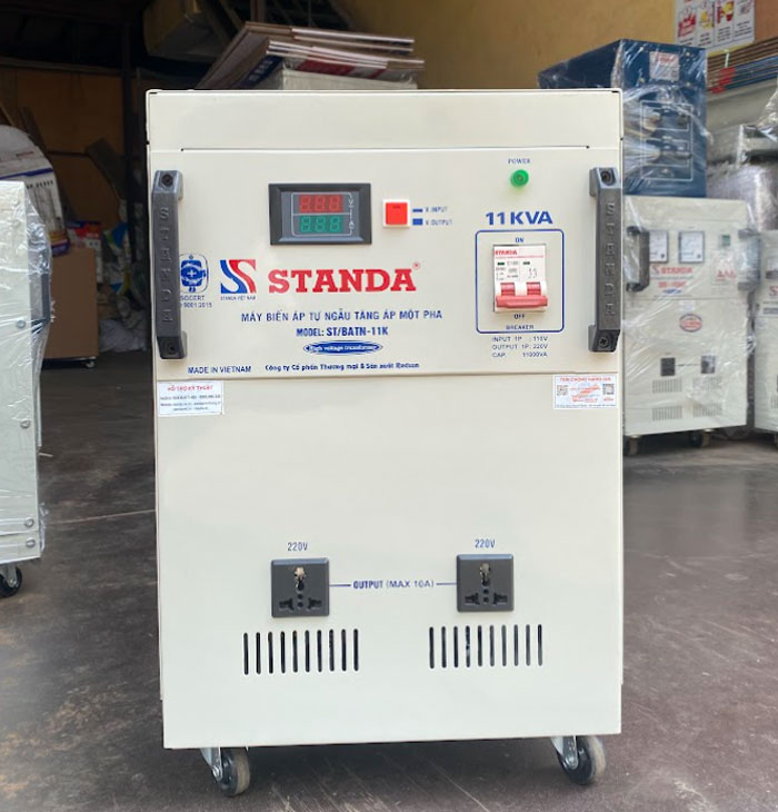 biến áp tự ngẫu Standa 11KVA điện áp 11V-220V mặt trước của máy