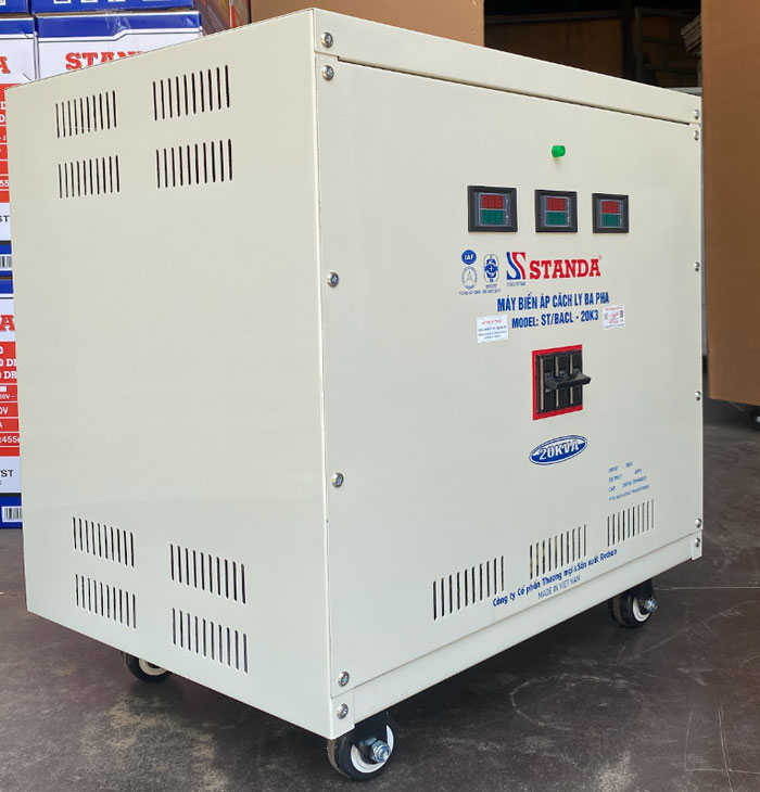 ảnh biến áp cách ly STanda 20KVA mặt nghiêng của máy 