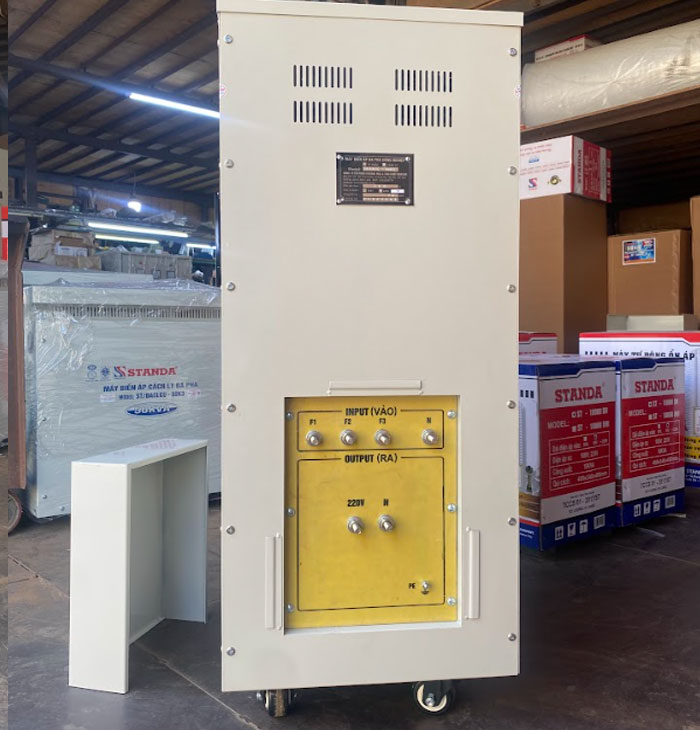 Ảnh biến áp cách ly Standa 20KVA điện áp vào 3F ra 1F mặt sau của máy 