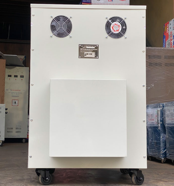 máy tự động ổn áp 1 pha Standa 20KVA mặt sau của máy máy tự động ổn áp 1 pha Standa 20KVA mặt sau của máy