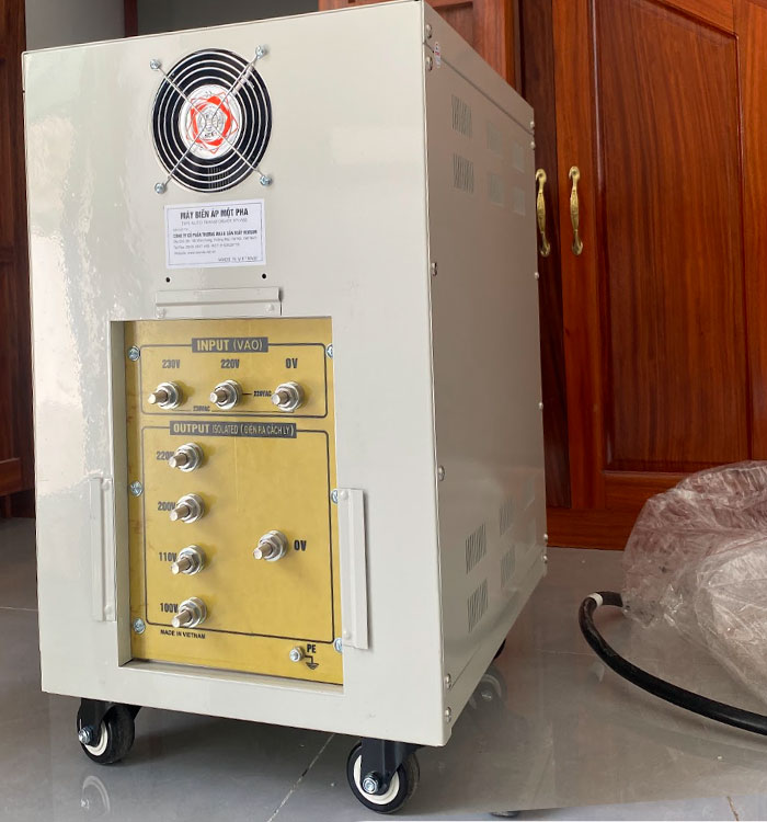 biến áp cách ly Standa 20KVA điện áp 220V-230V mặt sau của máy biến áp cách ly Standa 20KVA điện áp 220V-230V mặt sau của máy