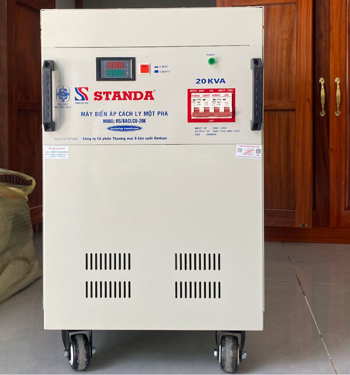 biến áp cách ly Standa 20KVA điện áp 220V-230V mặt trước của máy