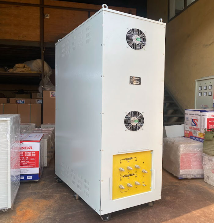 Hình ảnh máy ổn áp Standa 350KVA mặt sau của máy dây đồng siêu bền bỉ Hình ảnh máy ổn áp Standa 350KVA mặt sau của máy dây đồng siêu bền bỉ