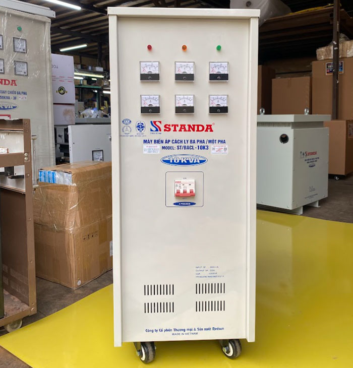 ổn áp cách ly Standa 3 pha ra 1 pha Standa 10KVA 380V-220V mặt trước của máy