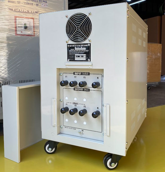 Ảnh máy biến áp tự ngẫu Standa 40KVA 3 pha mặt sau của máy Ảnh máy biến áp tự ngẫu Standa 40KVA 3 pha mặt sau của máy