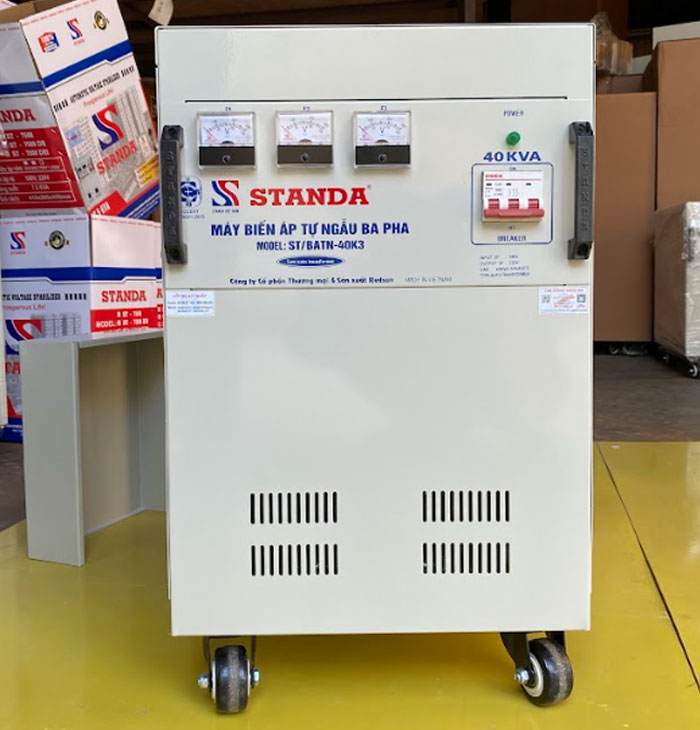 máy biến áp tự ngẫu Standa 40KVA dây đồng siêu bền bỉ chất lượng cao mặt trước của máy