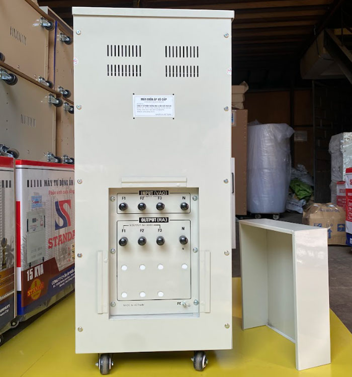 Ảnh biến áp vô cấp Standa 10KVA mặt sau của máy Ảnh biến áp vô cấp Standa 10KVA mặt sau của máy
