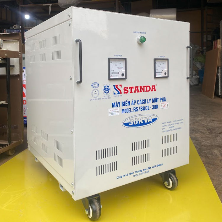 Ảnh máy biến áp cách ly Standa 30KVA 1 pha mặt nghiêng của máy Ảnh máy biến áp cách ly Standa 30KVA 1 pha mặt nghiêng của máy