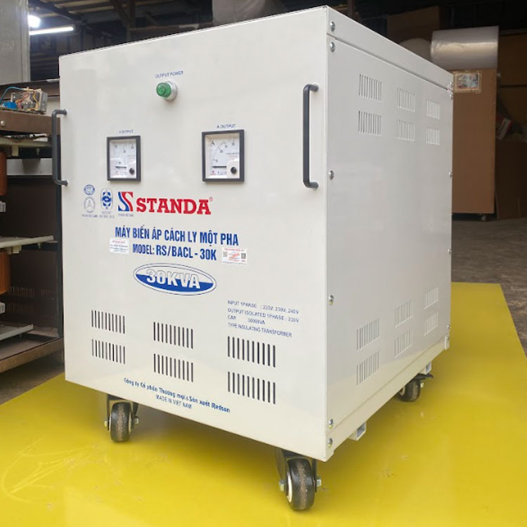 Máy biến áp cách ly Standa 30KVA 1 pha 220V -230V -240V mặt nghiêng của máy Máy biến áp cách ly Standa 30KVA 1 pha 220V -230V -240V mặt nghiêng của máy
