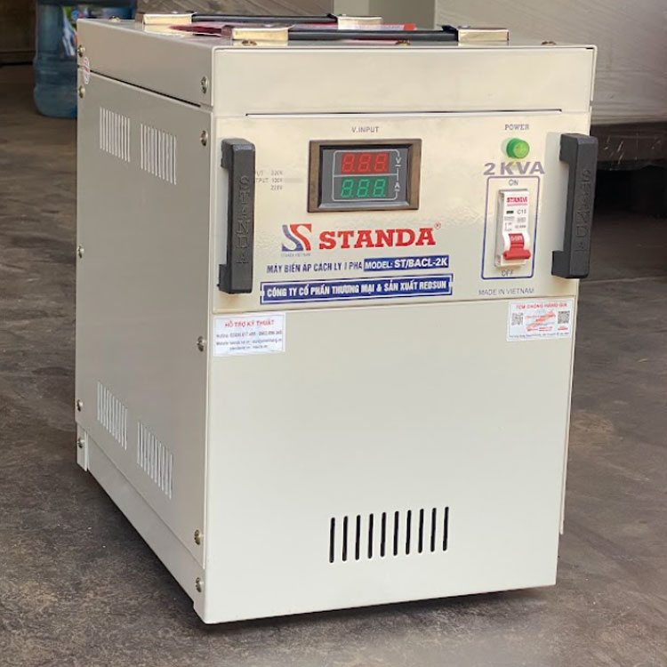 Biến áp cách ly Standa 2KVA mặt nghiêng của máy 