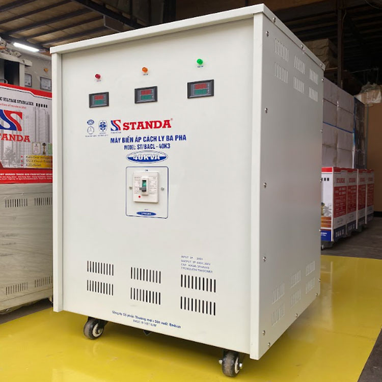 Hỉnh ảnh máy biến áp cách ly Standa 3 pha - máy biến áp cách ly mặt nghiêng của máy 