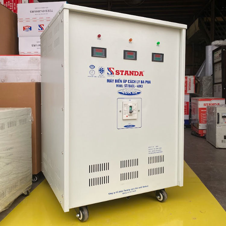 hình ảnh máy biến áp cách ly Standa 40KVA dây đồng bền bỉ chất lượng cao. mặt nghiêng máy 