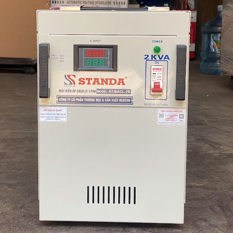 máy biến áp cách ly 2KVA dây đồng siêu bền bỉ mặt trước máy