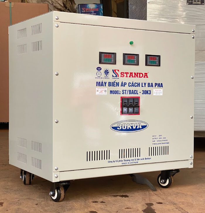 Hình ảnh máy biến áp cách ly Standa 3 pha mặt trước nghiêng của máy siêu bền bỉ 