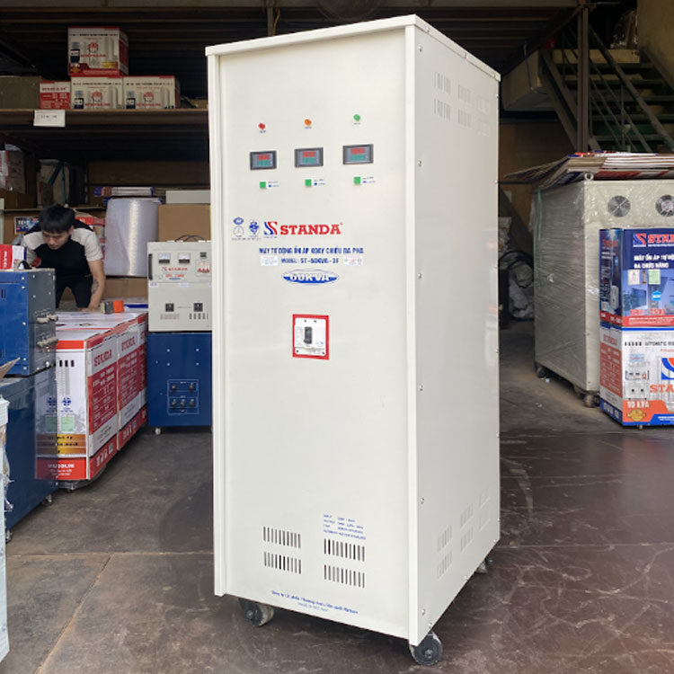 Lựa chọn ổn áp có công suất phù hợp dùng cho xưởng sản xuất đồ gỗ máy ổn áp Standa mặt ngiêng của máy dây đồng siêu bền bỉ 75KVA dùng cho