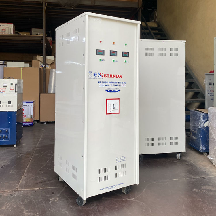 Hình ảnh máy ổn áp Standa 75KVA mặt nghiêng của máy dùng cho xưởng sản xuất đồ gỗ Hình ảnh máy ổn áp Standa 75KVA mặt nghiêng của máy dùng cho xưởng sản xuất đồ gỗ