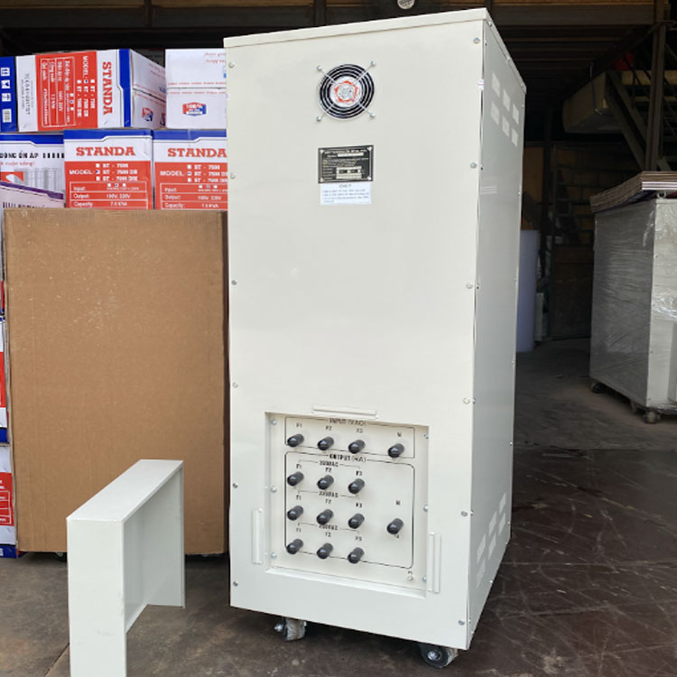Hình ảnh mặt sau của máy ổn áp Standa 75KVA dùng cho xưởng gỗ công nghiệp Hình ảnh mặt sau của máy ổn áp Standa 75KVA dùng cho xưởng gỗ công nghiệp